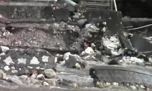 Talud Rusak Akibat Gelombang Tinggi di Yogyakarta