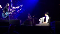 Dave Grohl invite un fan sur scène et chante pour lui en plein concert !