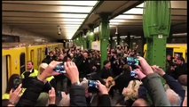 Los irlandeses U2 tocan por sorpresa en el metro de Berlín