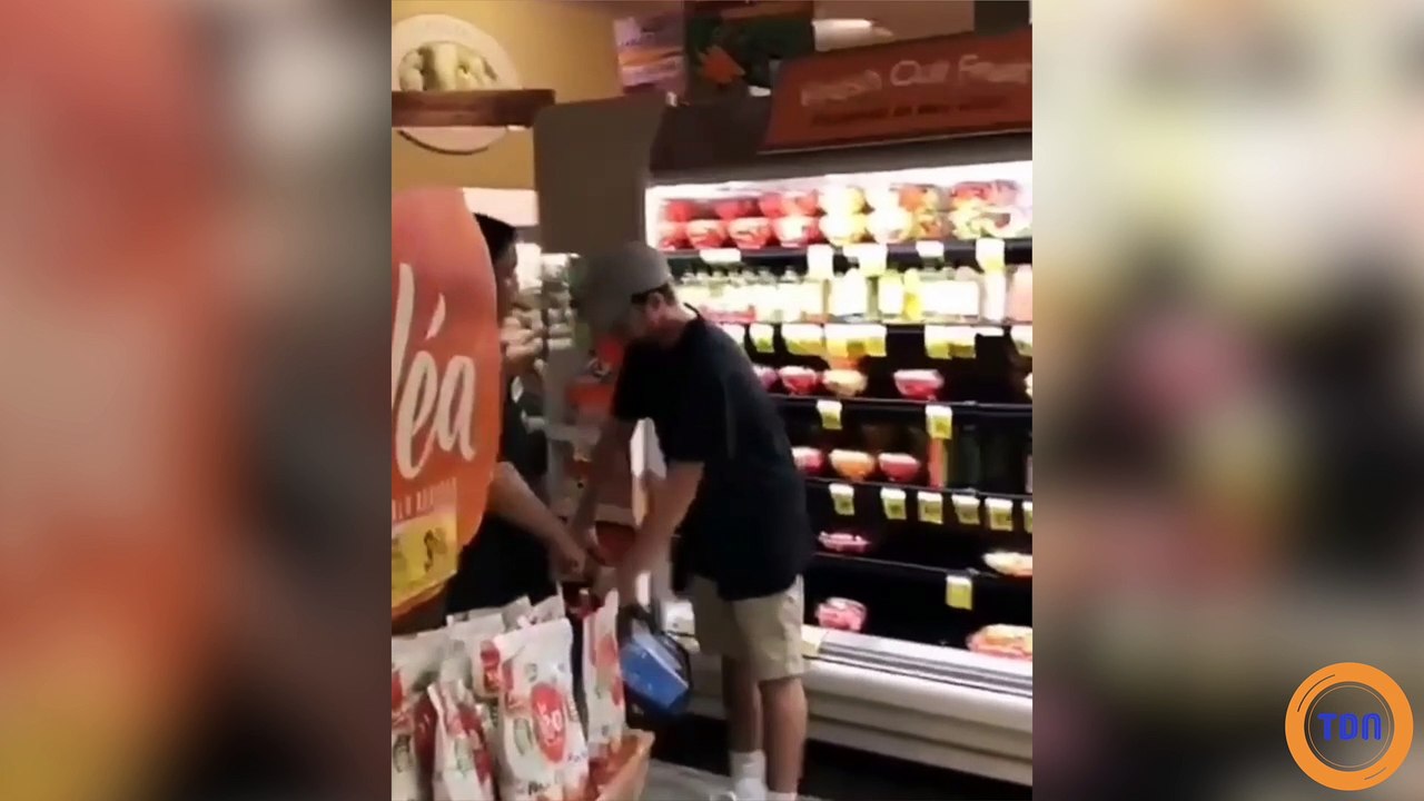 Cet homme complètement saoul croit pouvoir partir sans payer son alcool !