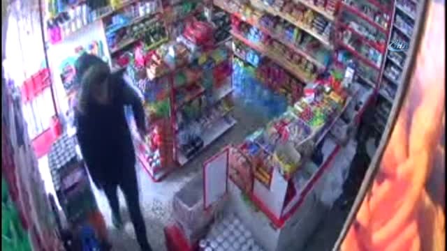 Çaldığı 5 Bin 500 Lirayı Çorabına ve Cebine Koyan Hırsız Kamerada