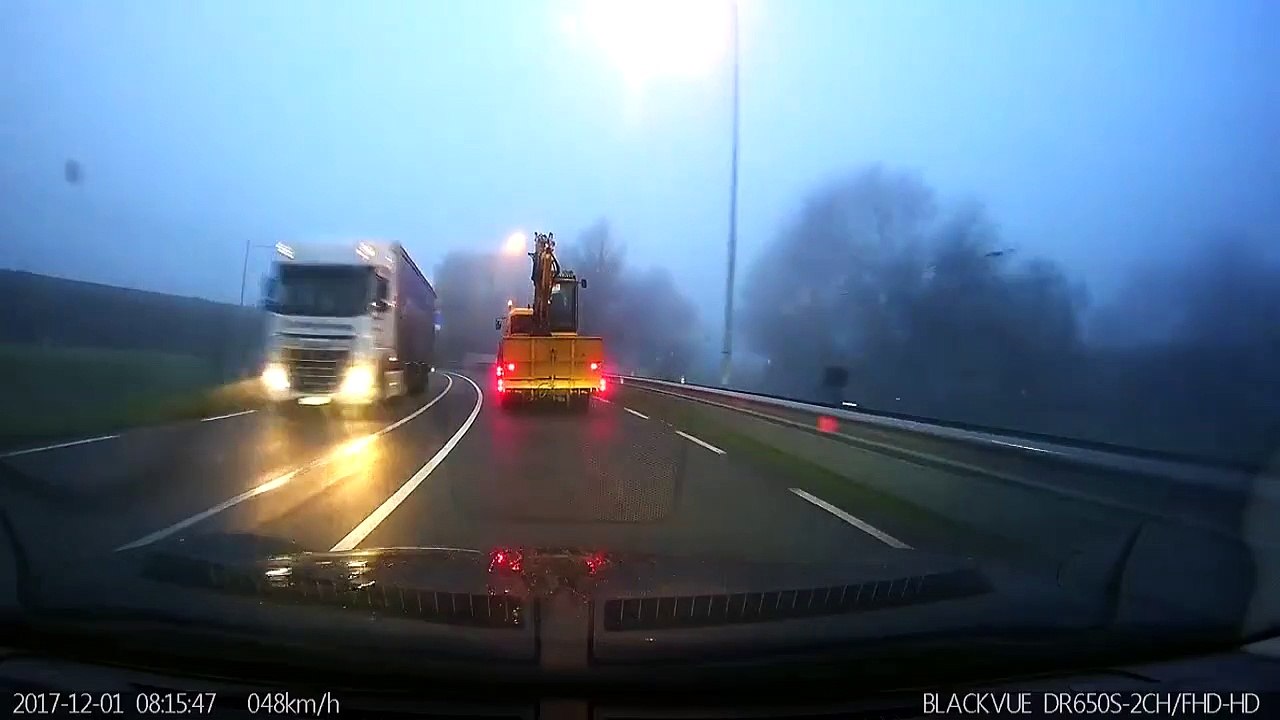 Un tracteur est un peu trop confiant au moment de passer sous un pont