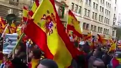 Miles de ciudadanos manifestándose hoy en Barcelona a favor de la Constitución y de la unidad de España