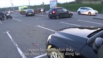 Người đàn ông đuổi theo ô tô để trả lại túi rác chủ xe vứt ra đường