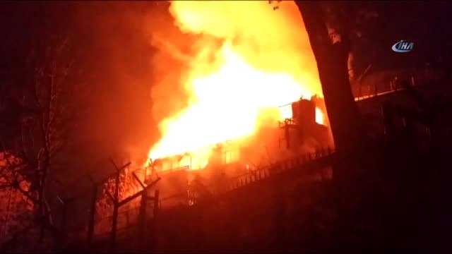 Balat'ta Bir Binada Çıkan Alevli Yangın Paniğe Yol Açtı