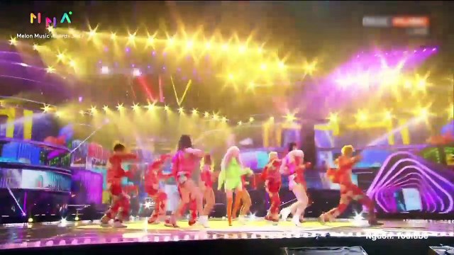 Chỉ vì hành động này khi theo dõi HyunA biểu diễn mà Red Velvet bị chỉ trích dữ dội