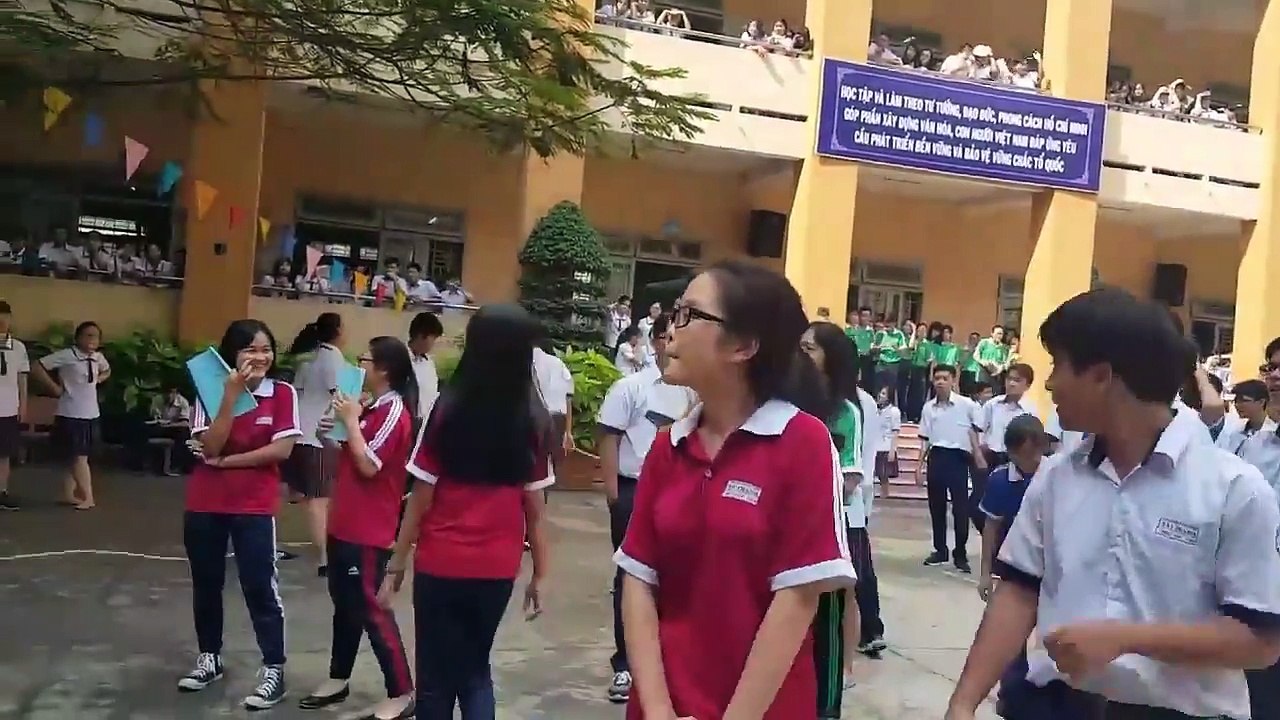 Nam sinh nhảy trên nền nhạc "Đưa em đi khắp thế gian" để tặng bạn gái nhân ngày sinh nhật