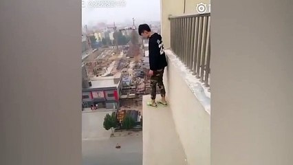 Nhảy nhót ở mép tường tầng 22