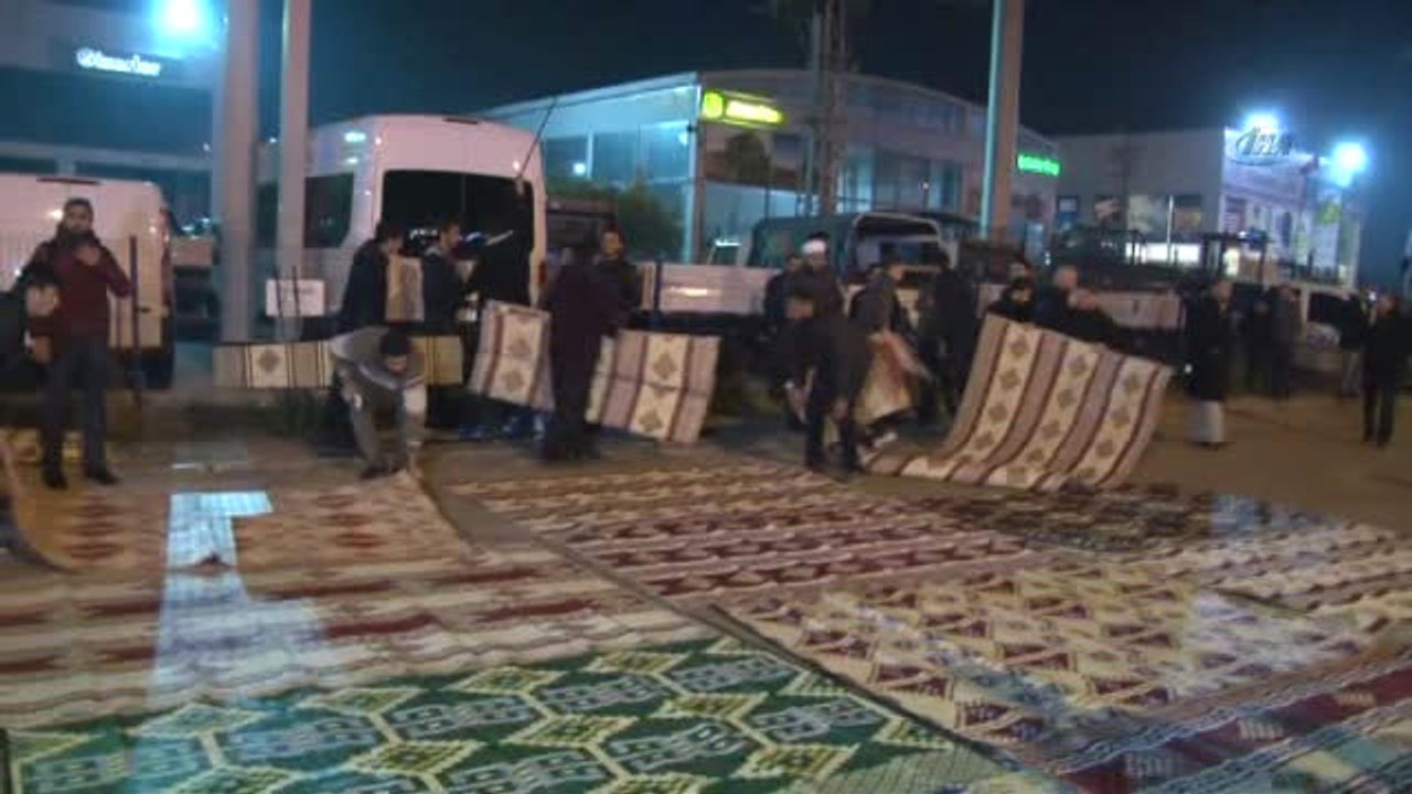 Adana'da Anadolu Gençlik Derneği ABD Konsolosluğu Önünde Trump'ı Protesto Etti
