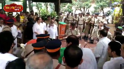 Shashi Kapoor's BODY Being Wrapped In INDIAN FLAG | अंतिम संस्कार