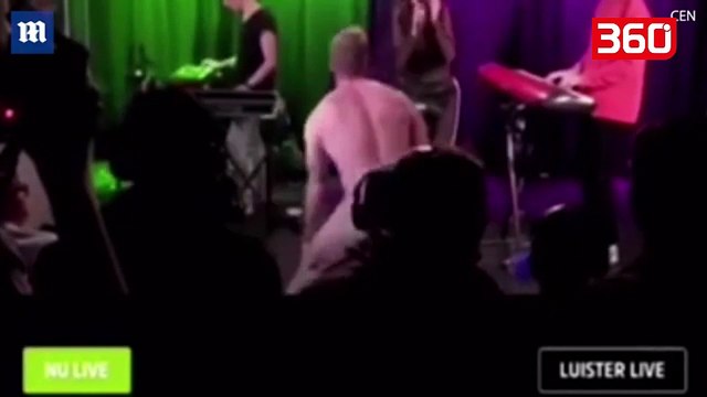 Ylli i muzikes ishte duke kenduar Live dhe papritur shfaqet nje burre pa rroba (360video)