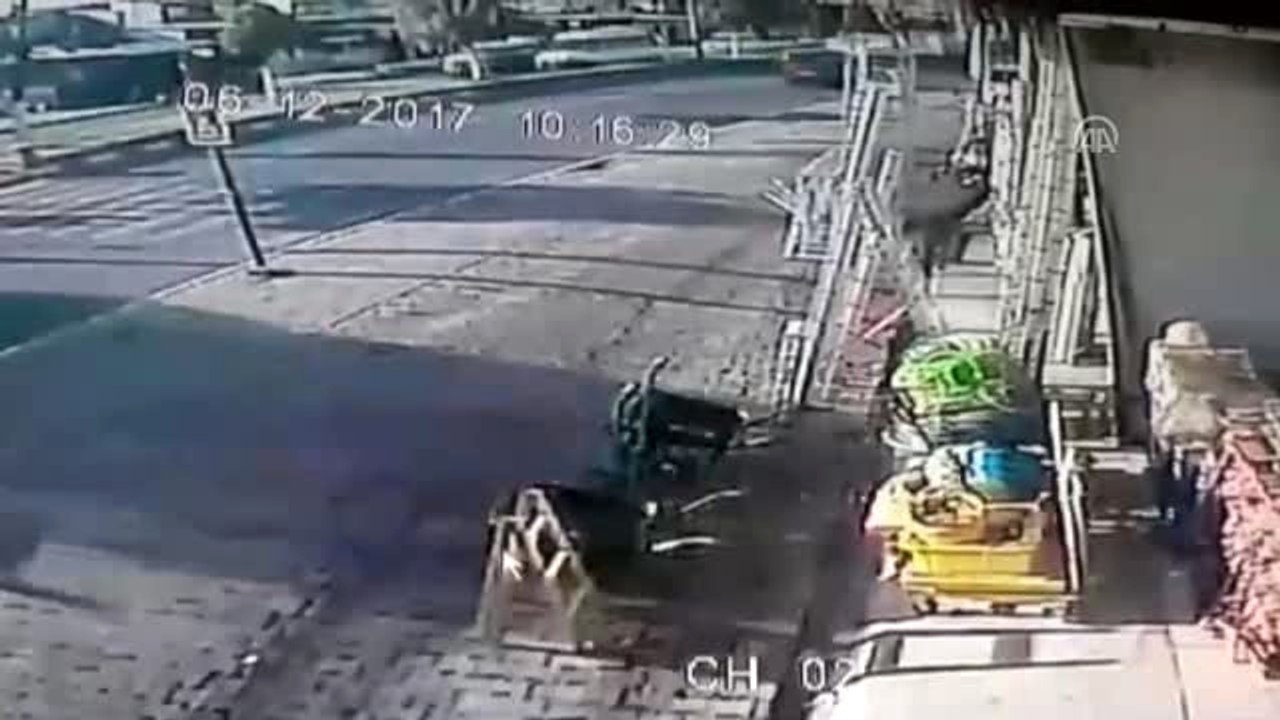 Otomobilin Yayaya Çarpma Anı Kameraya Yansıdı