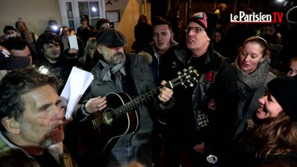 Les fans chantent Johnny devant chez lui