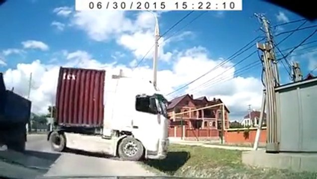 Ce conducteur se retrouve face à face avec un gros camion qui double n'importe comment et c'est le drame