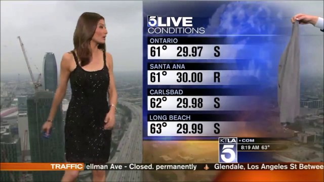 En direct, un journaliste trouve la présentatrice météo trop peu vêtue et l'oblige à mettre une veste