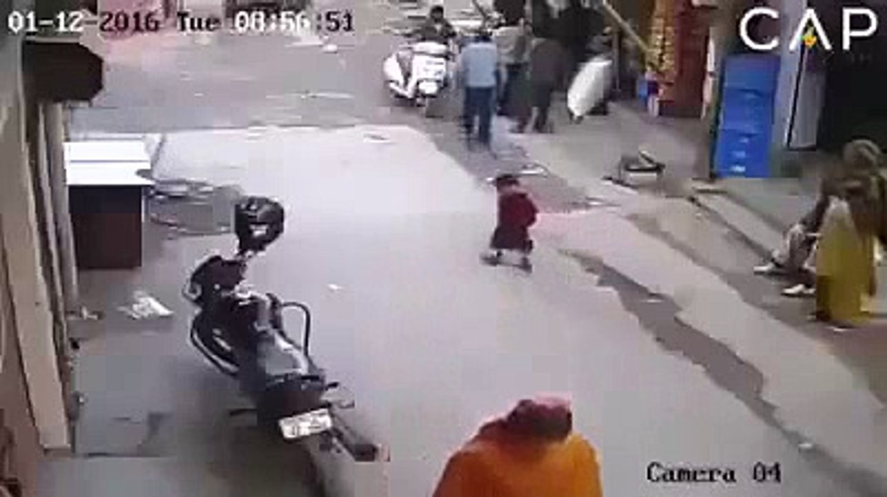 طفلة بينها وبين الموت شعرة { مرت عليها سيارة }