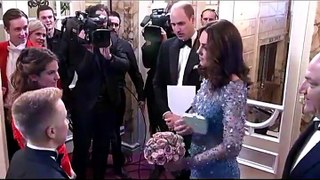 William and Kate arrive for Royal Variety-BBC News