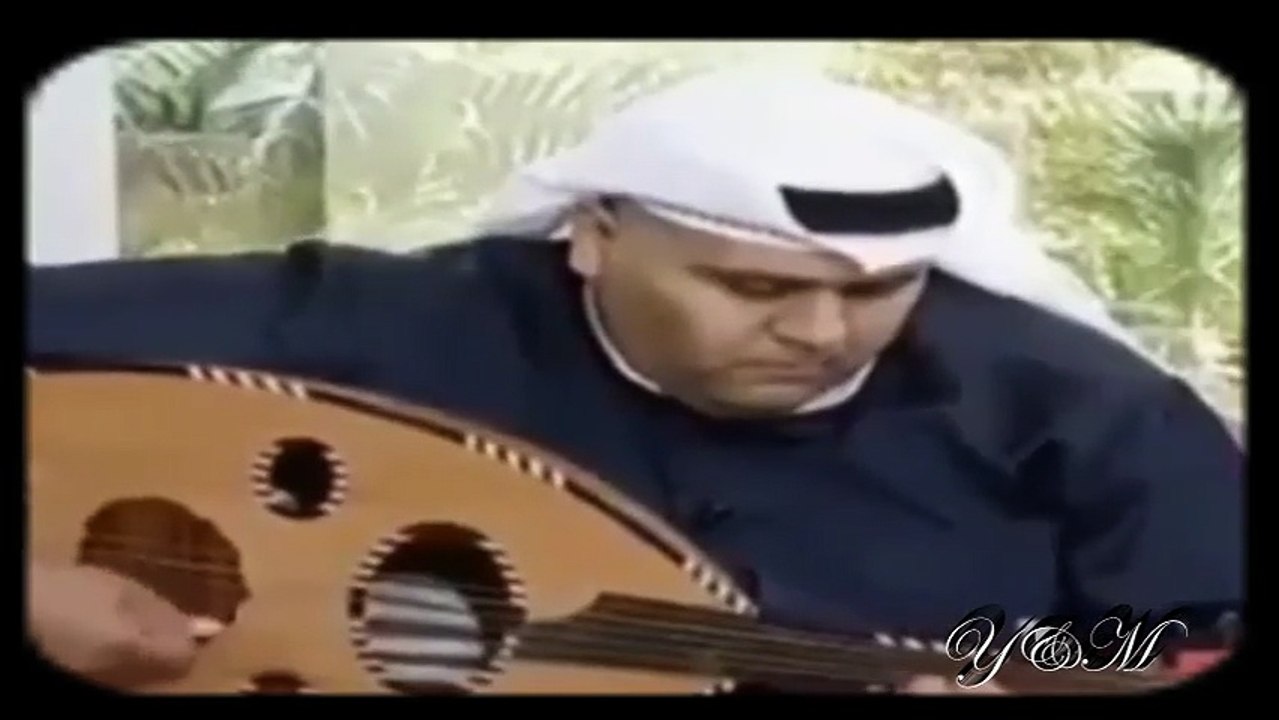 ملحن يكسر اريكة الاستوديو على الهواء بسبب وزنه