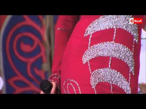 مسلسل مولد وصاحبه غايب - رد فعل طبيعي من الشباب عندما تغني هيفاء وهبي نوسه علي مسرح شعبي