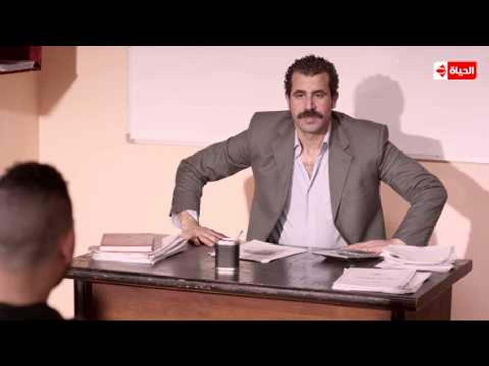 مشهد كوميدي درامى " لما مدرس عربى يحاول يشرح حصة كيمياء ".. الحلقة العاشرة من "بين السرايات "