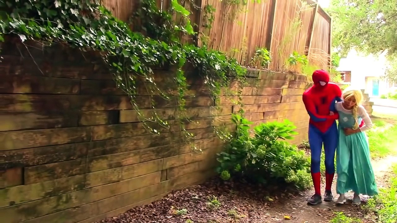 スパイダーマン、エルザ、グロスピザ＆ジョーカーホットソース悪ふざけ対スパイダーの赤ちゃん！現実の生活の中でおかしいスーパーヒーロー