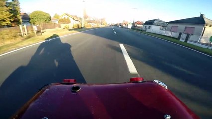 Un scooter pour handicapé roulant à une vitesse folle !