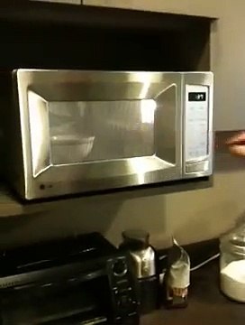 Il sort un œuf dur du micro-ondes et se fait surprendre ! WTF