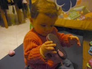 Pauline découvre ses chaussures