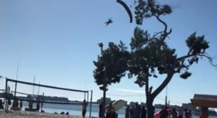 Santa Tries To Parachute Onto Florida Beach, Things Do Not Go According To Plan