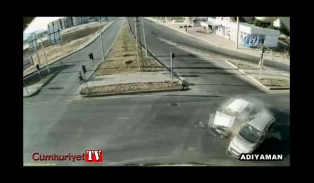 Kırmızı ışık ihlali kazaları beraberinde getirdi