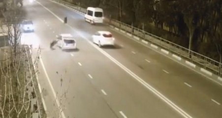 Kaza Yaptı, Çarpmanın Şiddetiyle Aracın Camından Yola Fırladı