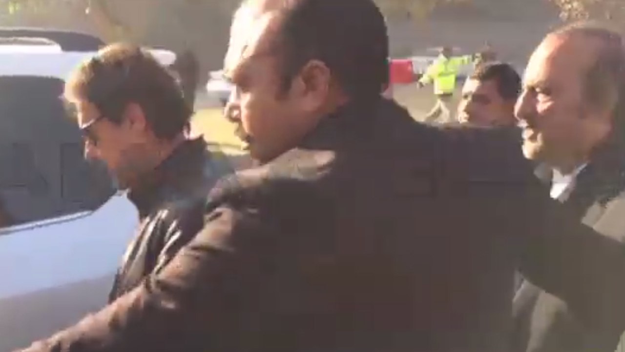 Mujey tu ye bulatey rahein gy; Imran khan apnay wakeel Babar Awan per barham