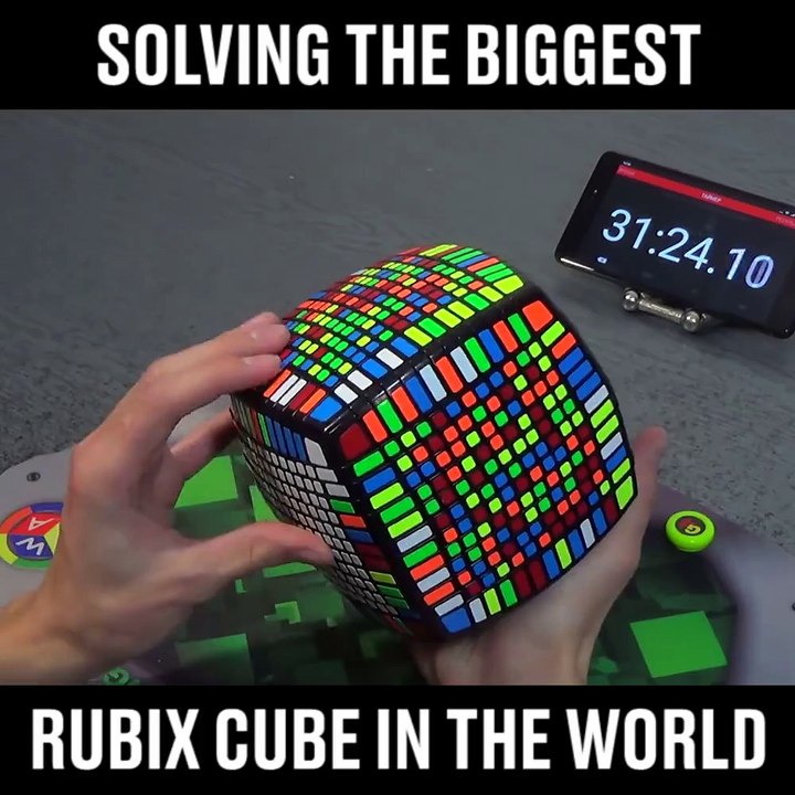 Il termine le plus grand rubik's cube du monde