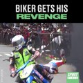 Ce motard se venge après avoir chuté à cause de son adversaire... Fou