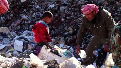To survive in Syria, displaced people search garbage