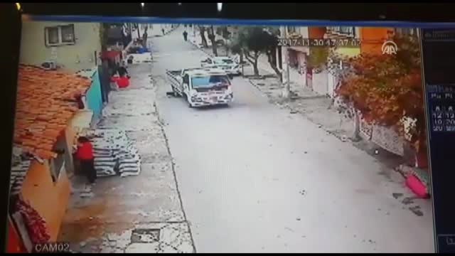 Kamyonetin Çocuğa Çarpma Anı Güvenlik Kamerasında