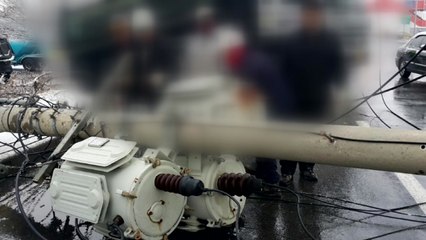 덤프트럭 전선 건드려 전신주 4개 넘어져 통행불편 / YTN