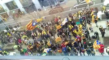 Cant dels Segadors davant de la delegació del govern a Brussel·les