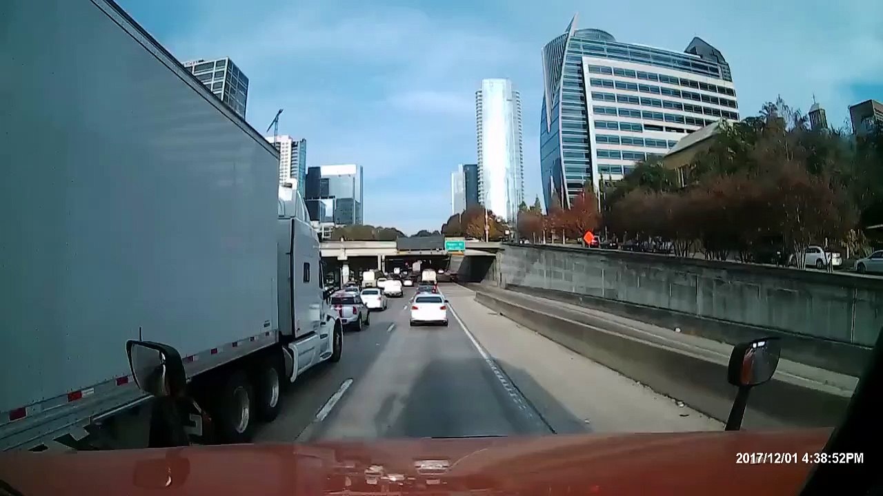 Un camion de pompier s'incère sur une voie rapide de façon incroyable !
