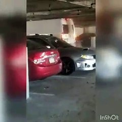 Dans un parking souterrain une camionnette force alors que le plafond est trop bas !