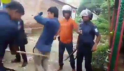 নিরস্ত্র, নিরপরাধ তবুও হাত উপরে তুলে আত্বসমর্পন করার পরও এমন বেধড়ক লাঠিপেটা করলো