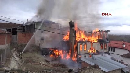 Kastamonu'da Tarihi Konak ve Yanındaki Ev Yandı