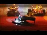 Elton John rend hommage à Johnny Hallyday lors de son concert à Monaco