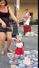 Une marionette danse sur Despacito
