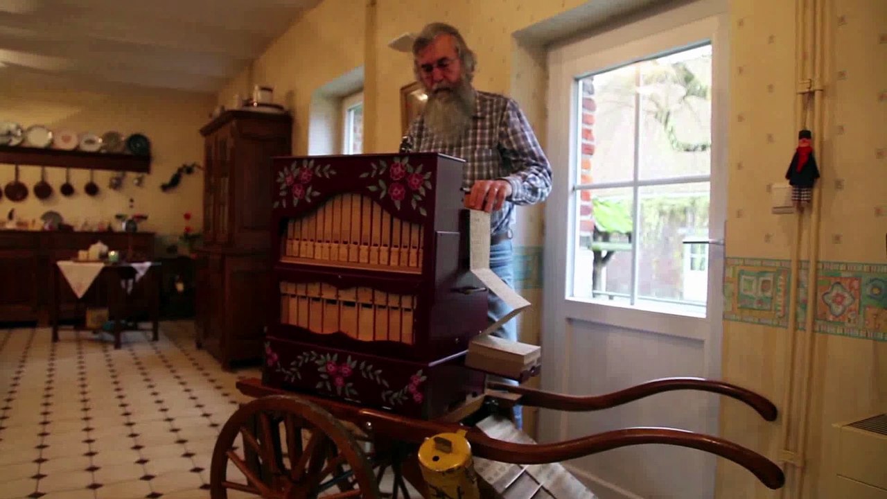 Jean-Pierre Masseau joue "Highway to Hell" avec son orgue de Barbarie