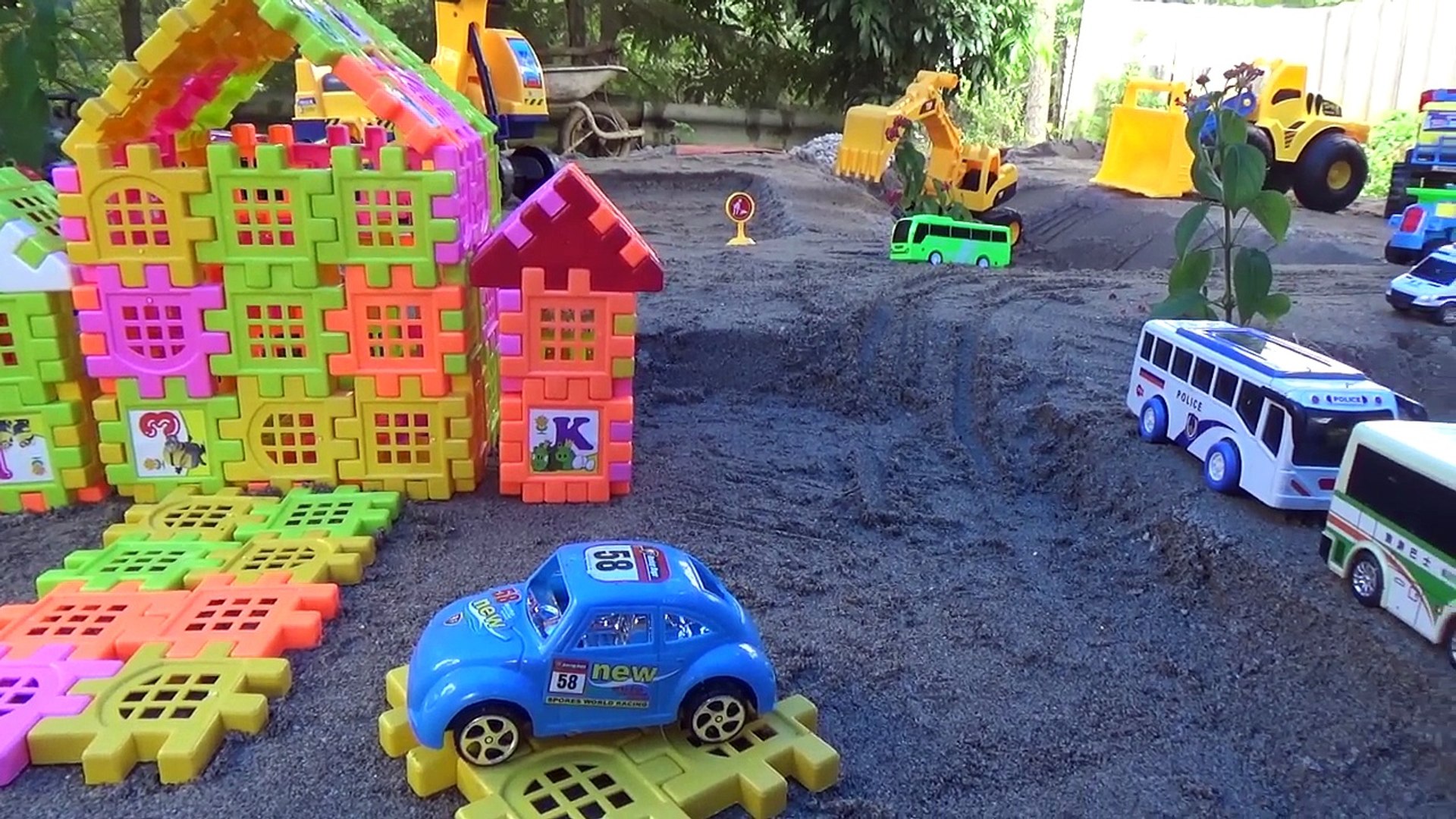 働く車のおもちゃがトミカを運んでくるよ ゴミ収集車やダンプトラック 消防車 パトカー 救急車 ショベルカーも登場 車のおもちゃ Tomica Toys Video Dailymotion