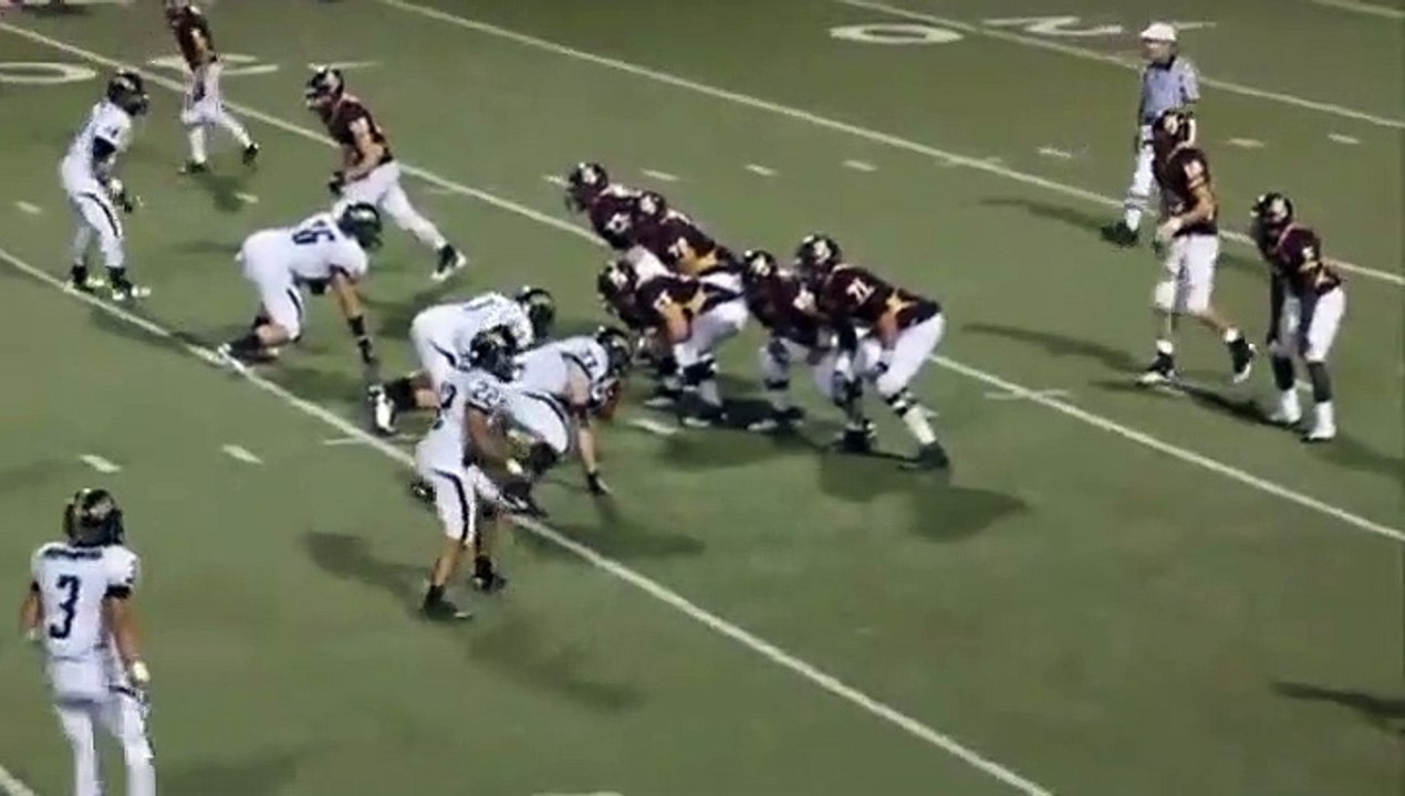 Ce joueur de Foot US eclate l'arbitre et le met KO en lui fonçant dessus