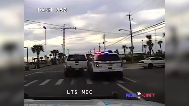 Ce policier essaie de stopper un fuyard quitte à detruire sa propre voiture... PIT Maneuver