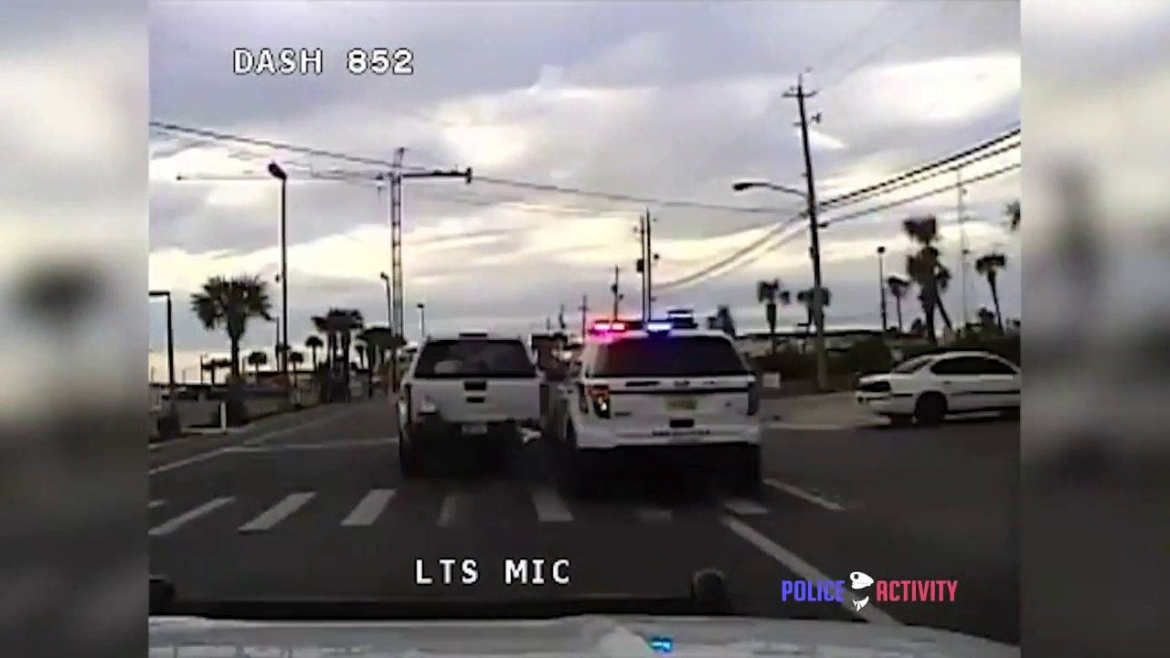 Ce policier essaie de stopper un fuyard quitte à detruire sa propre voiture... PIT Maneuver