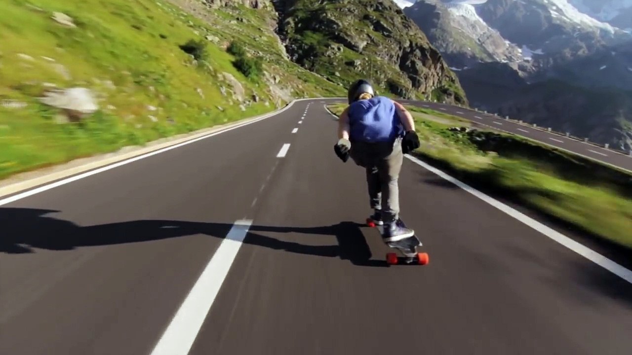 Il dévale des routes de montagne à 100 kmh sur sa longboard
